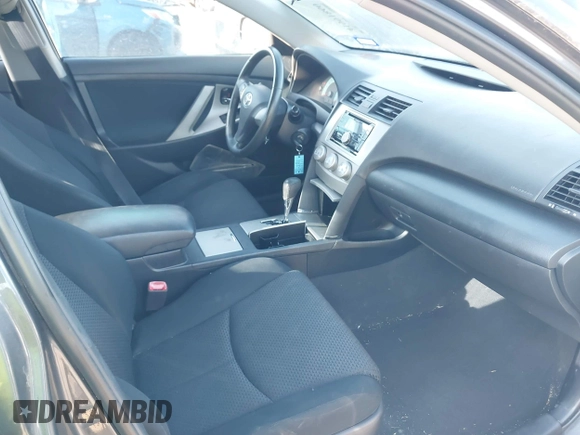 2011 Toyota Camry LE z VIN 4T1BF3EKXBU773360, wystawiony jako IAAI lot #41991860 z przebiegiem 201 251 mil mil oraz . Historia ofert i sprzedaży dostępna na DreamBid. Obrazek 5.