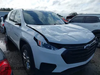 2019 Chevrolet Traverse LS z VIN 1GNERFKW1KJ312140, wystawiony jako IAAI lot #41795593 z przebiegiem 118 727 mil mil oraz . Historia ofert i sprzedaży dostępna na DreamBid. Obrazek 1.