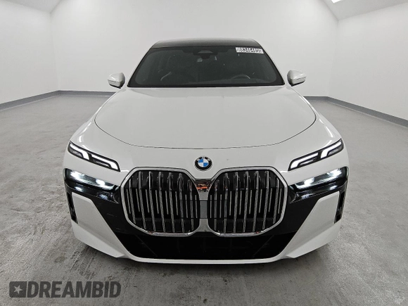 2024 BMW 7 Series 740i xDrive with VIN WBA33EH0XRCS76295, listed as a Copart auction lot 88346485 with 10,423 mi miles and Clean Title. Bid and sale history available at carsss.com. Image 5.