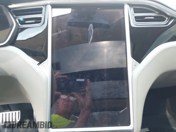 2014 Tesla Model S 60 with VIN 5YJSA1H1XEFP40611, listed as a IAAI auction lot 42826752 with Not provided miles and . Bid and sale history available at DreamBid. Image 16.