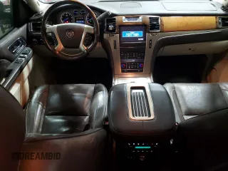 2013 Cadillac Escalade Platinum Edition z VIN 1GYS4DEF7DR240482, wystawiony jako Copart lot #56906815 z przebiegiem 147 774 mil mil oraz Szkody całkowita. Historia ofert i sprzedaży dostępna na DreamBid. Obrazek 8.
