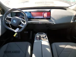 2022 BMW iX xDrive50 z VIN WB523CF06NCK54791, wystawiony jako Copart lot #68536822 z przebiegiem 1803 mil mil oraz . Historia ofert i sprzedaży dostępna na DreamBid. Obrazek 8.