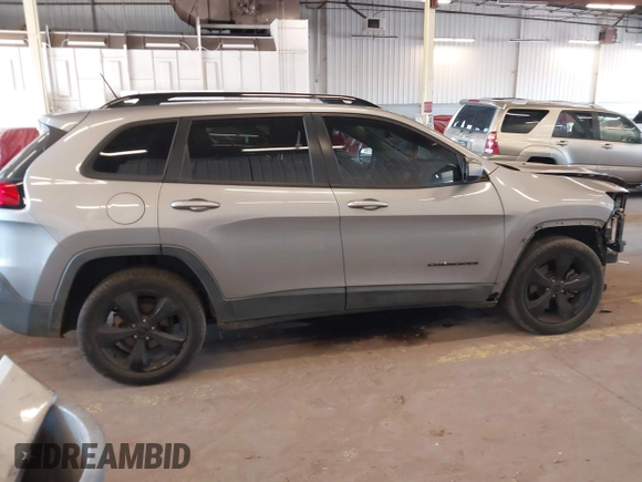 2018 Jeep Cherokee Latitude z VIN 1C4PJLCB3JD542813, wystawiony jako IAAI lot #42017804 z przebiegiem 106 825 mil mil oraz . Historia ofert i sprzedaży dostępna na DreamBid. Obrazek 14.
