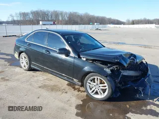 2013 Mercedes-Benz C 300 Sport с VIN WDDGF8AB3DR284260, выставлен на аукционе IAAI как лот 41612483 с пробегом 104 881 миль миль и . История ставок и продаж доступна на DreamBid. Изображение 1.