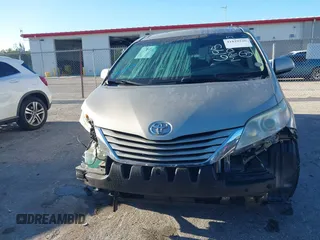 2017 Toyota Sienna LE Auto Access Seat with VIN 5TDKZ3DC5HS786195, listed as a IAAI auction lot 41829226 with 138,047 mi miles. Bid and sale history available at carsss.com. Image 12.