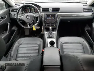 2017 Volkswagen Passat SEL Premium z VIN 1VWCT7A34HC078780, wystawiony jako Copart lot #49827235 z przebiegiem 94 618 mil mil oraz Szkoda całkowita • Salvage title. Historia ofert i sprzedaży dostępna na DreamBid. Obrazek 8.