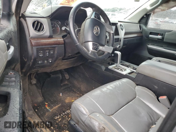 2017 Toyota Tundra Limited z VIN 5TFHW5F1XHX627001, wystawiony jako Copart lot #87833035 z przebiegiem Nie podano mil oraz Szkoda całkowita • Salvage title. Historia ofert i sprzedaży dostępna na DreamBid. Obrazek 8.