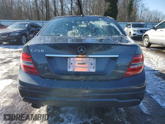 2013 Mercedes-Benz C 250 Sport z VIN WDDGF4HB3DA865383, wystawiony jako Copart lot #87461924 z przebiegiem 51 597 mil mil oraz Szkoda całkowita • Salvage title. Historia ofert i sprzedaży dostępna na DreamBid. Obrazek 6.