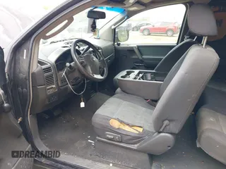 2006 Nissan Titan SE z VIN 1N6BA06B26N546547, wystawiony jako IAAI lot #42080790 z przebiegiem 235 362 mil mil oraz . Historia ofert i sprzedaży dostępna na DreamBid. Obrazek 5.