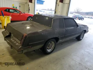 1987 Oldsmobile Cutlass z VIN 1G3GR1195HP307304, wystawiony jako Copart lot #83901444 z przebiegiem 4856 mil mil oraz Nie do naprawy. Historia ofert i sprzedaży dostępna na DreamBid. Obrazek 3.