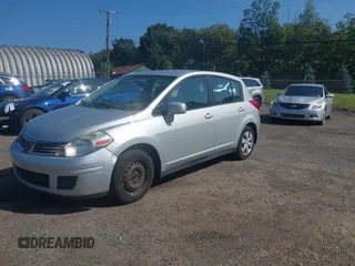 2007 Nissan Versa SL с VIN 3N1BC13E57L394446, выставлен на аукционе IAAI как лот 42855943 с пробегом 169 375 миль миль и . История ставок и продаж доступна на DreamBid. Изображение 2.