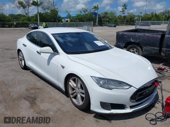 2013 Tesla Model S с VIN 5YJSA1AC8DFP10260, выставлен на аукционе IAAI как лот 42545156 с пробегом 121 329 миль миль и . История ставок и продаж доступна на DreamBid. Изображение 1.