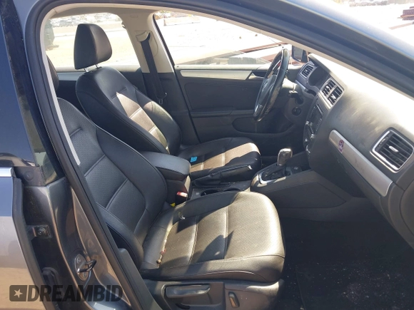 2014 Volkswagen Jetta SE z VIN 3VWD17AJXEM417724, wystawiony jako IAAI lot #42481164 z przebiegiem 98 613 mil mil oraz . Historia ofert i sprzedaży dostępna na DreamBid. Obrazek 5.