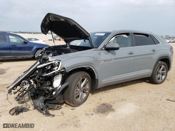 2024 Volkswagen Atlas Cross Sport 2.0T SEL R-Line with VIN 1V2AE2CA9RC253737, listed as a Copart auction lot 68813474 with 325 mi miles and Salvage Title. Bid and sale history available at carsss.com. Image 1.