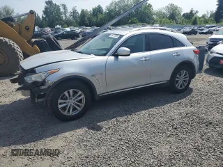 2015 Infiniti QX70 z VIN JN8CS1MW2FM483413, wystawiony jako Copart lot #60477395 z przebiegiem 108 528 mil mil oraz Szkoda całkowita • Salvage title. Historia ofert i sprzedaży dostępna na DreamBid. Obrazek 1.