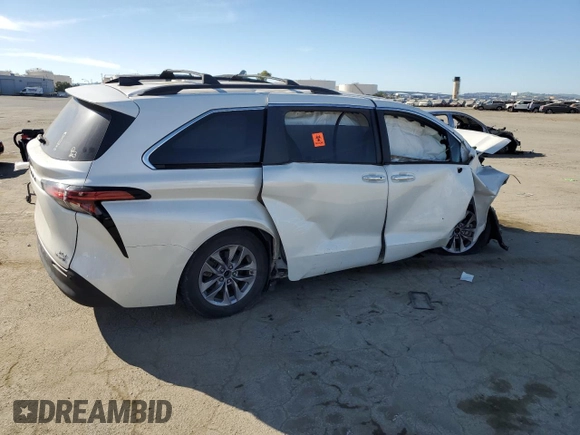 2021 Toyota Sienna XLE with VIN 5TDJRKECXMS001992, listed as a Copart auction lot 47577845 with 0 mi miles and Salvage Title. Bid and sale history available at carsss.com. Image 3.