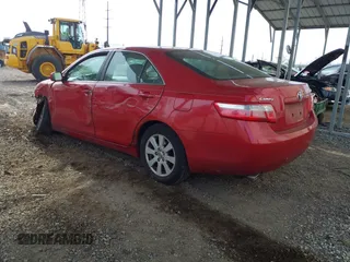 2008 Toyota Camry LE z VIN 4T1BK46KX8U054702, wystawiony jako IAAI lot #42116221 z przebiegiem 137 644 mil mil oraz . Historia ofert i sprzedaży dostępna na DreamBid. Obrazek 3.