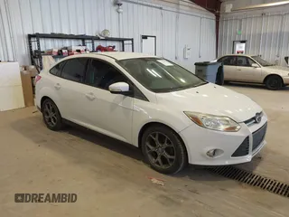2013 Ford Focus SE z VIN 1FADP3F2XDL255868, wystawiony jako IAAI lot #42267492 z przebiegiem 144 640 mil mil oraz . Historia ofert i sprzedaży dostępna na DreamBid. Obrazek 1.