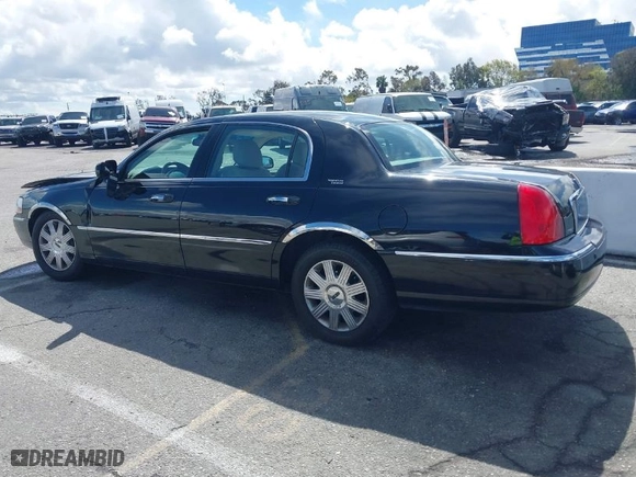 2005 Lincoln Town Car Signature Limited with VIN 1LNHM82W35Y636746, listed as a IAAI auction lot 41801075 with 1 mi miles. Bid and sale history available at carsss.com. Image 13.