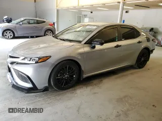 2022 Toyota Camry SE z VIN 4T1G11AKXNU006885, wystawiony jako Copart lot #55954525 z przebiegiem 21 644 mil mil oraz Szkoda całkowita • Salvage title. Historia ofert i sprzedaży dostępna na DreamBid. Obrazek 1.