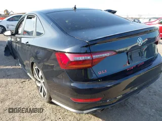 2019 Volkswagen Jetta GLI S z VIN 3VW5T7BU3KM245927, wystawiony jako IAAI lot #41573257 z przebiegiem 57 322 mil mil oraz . Historia ofert i sprzedaży dostępna na DreamBid. Obrazek 3.