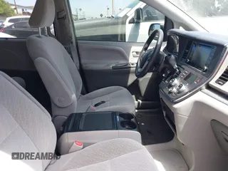 2019 Toyota Sienna LE Auto Access Seat z VIN 5TDKZ3DC6KS966678, wystawiony jako IAAI lot #42327837 z przebiegiem 74 153 mil mil oraz . Historia ofert i sprzedaży dostępna na DreamBid. Obrazek 5.