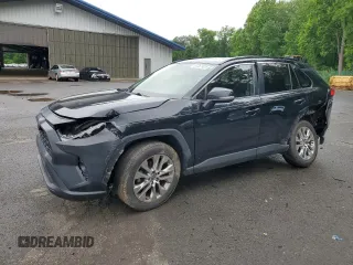 2021 Toyota RAV4 XLE Premium z VIN JTMA1RFV8MD069705, wystawiony jako Copart lot #60367925 z przebiegiem 49 624 mil mil oraz Szkoda całkowita • Salvage title. Historia ofert i sprzedaży dostępna na DreamBid. Obrazek 1.