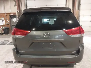 2011 Toyota Sienna XLE с VIN 5TDDK3DC8BS026606, выставлен на аукционе IAAI как лот 41295760 с пробегом 128 930 миль миль и . История ставок и продаж доступна на DreamBid. Изображение 16.