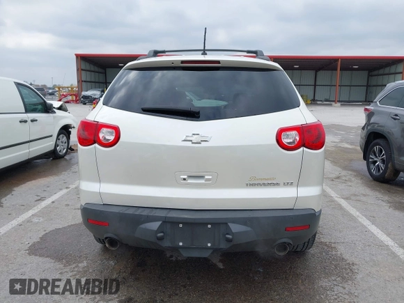 2012 Chevrolet Traverse LTZ z VIN 1GNKRLED1CJ115529, wystawiony jako IAAI lot #41985127 z przebiegiem 85 364 mil mil oraz . Historia ofert i sprzedaży dostępna na DreamBid. Obrazek 16.