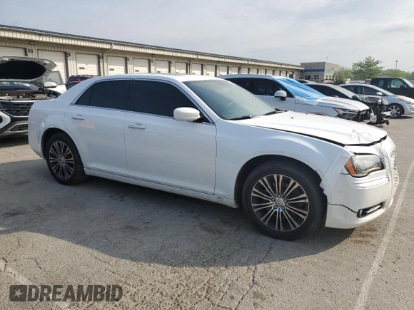 2014 Chrysler 300 S z VIN 2C3CCAGGXEH120747, wystawiony jako Copart lot #54400005 z przebiegiem 135 743 mil mil oraz Szkoda całkowita • Salvage title. Historia ofert i sprzedaży dostępna na DreamBid. Obrazek 4.