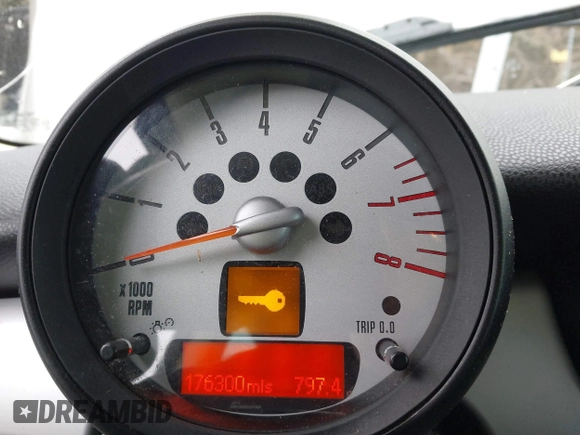 2011 MINI Clubman z VIN WMWZF3C55BT188172, wystawiony jako IAAI lot #41387090 z przebiegiem 176 300 mil mil oraz . Historia ofert i sprzedaży dostępna na DreamBid. Obrazek 7.