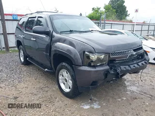 2010 Chevrolet Tahoe LT z VIN 1GNUKBE03AR221483, wystawiony jako IAAI lot #42157016 z przebiegiem 233 193 mil mil oraz . Historia ofert i sprzedaży dostępna na DreamBid. Obrazek 1.