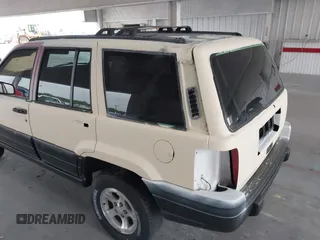 1996 Jeep Grand Cherokee Laredo z VIN 1J4FX58S7TC157272, wystawiony jako IAAI lot #42422023 z przebiegiem 229 170 mil mil oraz . Historia ofert i sprzedaży dostępna na DreamBid. Obrazek 6.