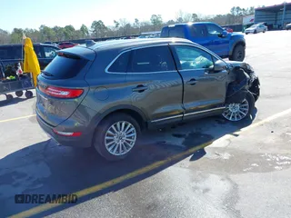 2019 Lincoln MKC Standard with VIN 5LMCJ1D92KUL08929, listed as a IAAI auction lot 41766946 with 90,171 mi miles. Bid and sale history available at carsss.com. Image 4.