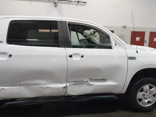 2013 Toyota Tundra z VIN 5TFDY5F13DX313385, wystawiony jako IAAI lot #42200622 z przebiegiem 161 470 mil mil oraz . Historia ofert i sprzedaży dostępna na DreamBid. Obrazek 14.