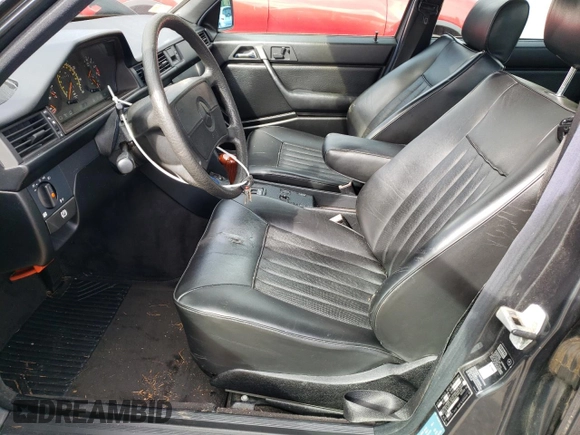 1989 Mercedes-Benz 300 E z VIN WDBEA30D8KB012989, wystawiony jako Copart lot #72100114 z przebiegiem 137 798 mil mil oraz Czysty tytuł • Clean title. Historia ofert i sprzedaży dostępna na DreamBid. Obrazek 7.