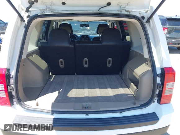 2014 Jeep Patriot Latitude z VIN 1C4NJPFB1ED505288, wystawiony jako IAAI lot #42118356 z przebiegiem 146 615 mil mil oraz . Historia ofert i sprzedaży dostępna na DreamBid. Obrazek 18.