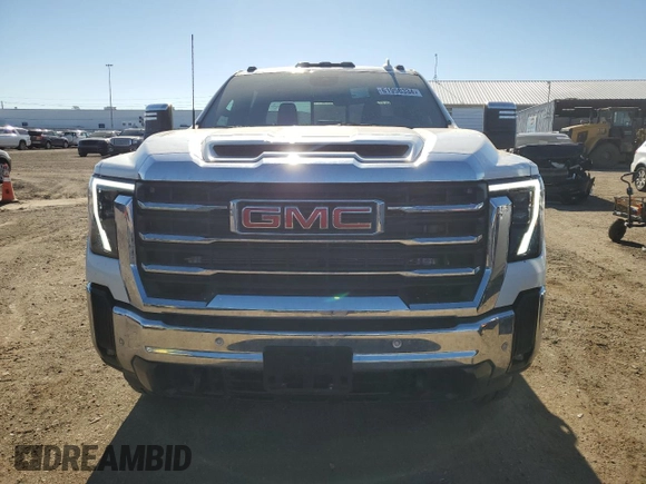 2024 GMC Sierra 3500HD SLT z VIN 1GT49UEY9RF105532, wystawiony jako Copart lot #61956334 z przebiegiem 12 996 mil mil oraz Czysty tytuł • Clean title. Historia ofert i sprzedaży dostępna na DreamBid. Obrazek 5.