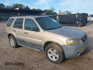 2007 Ford Escape XLT with VIN 1FMYU03187KB17315, listed as a IAAI auction lot 41864785 with 199,225 mi miles. Bid and sale history available at carsss.com. Image 1.