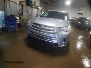 2019 Toyota Highlander SE z VIN 5TDJZRFHXKS745415, wystawiony jako Copart lot #49050585 z przebiegiem 81 440 mil mil oraz Szkoda całkowita • Salvage title. Historia ofert i sprzedaży dostępna na DreamBid. Obrazek 13.
