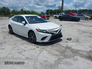 2020 Toyota Camry SE z VIN 4T1G11AK5LU872796, wystawiony jako IAAI lot #42058551 z przebiegiem 101 484 mil mil oraz . Historia ofert i sprzedaży dostępna na DreamBid. Obrazek 1.