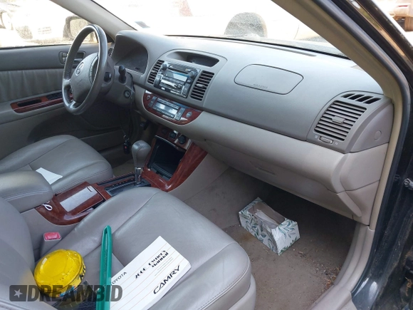 2006 Toyota Camry LE z VIN 4T1BF30KX6U628056, wystawiony jako IAAI lot #42410228 z przebiegiem 197 487 mil mil oraz . Historia ofert i sprzedaży dostępna na DreamBid. Obrazek 5.
