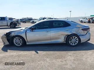 2024 Toyota Camry LE z VIN 4T1R11AKXRU883388, wystawiony jako IAAI lot #41977607 z przebiegiem 8 784 mil mil oraz . Historia ofert i sprzedaży dostępna na DreamBid. Obrazek 14.