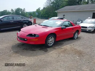 1993 Chevrolet Camaro z VIN 2G1FP22S4P2103696, wystawiony jako IAAI lot #42498084 z przebiegiem 64 393 mil mil oraz . Historia ofert i sprzedaży dostępna na DreamBid. Obrazek 19.