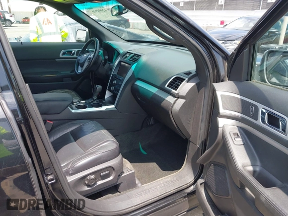 2013 Ford Explorer XLT with VIN 1FM5K8D82DGA28759, listed as a IAAI auction lot 42098916 with 236,444 mi miles and . Bid and sale history available at carsss.com. Image 5.