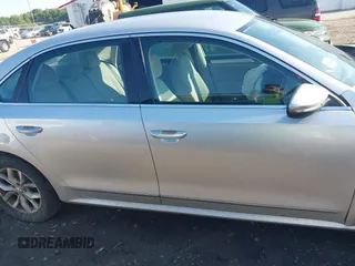 2017 Volkswagen Passat S z VIN 1VWAT7A30HC009964, wystawiony jako IAAI lot #42181146 z przebiegiem 118 855 mil mil oraz . Historia ofert i sprzedaży dostępna na DreamBid. Obrazek 14.