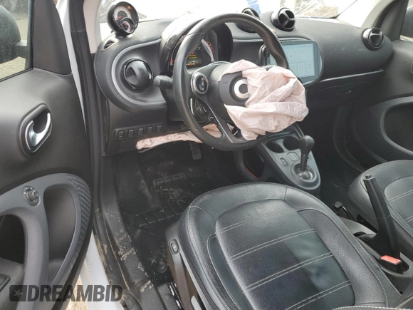 2016 Smart fortwo Passion z VIN WMEFJ5DA9GK062214, wystawiony jako Copart lot #61179715 z przebiegiem 58 152 mil mil oraz Czysty tytuł • Clean title. Historia ofert i sprzedaży dostępna na DreamBid. Obrazek 8.