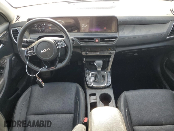 2024 Kia Seltos SX z VIN KNDETCA74R7475682, wystawiony jako Copart lot #50209985 z przebiegiem 34 847 mil mil oraz Szkoda całkowita • Salvage title. Historia ofert i sprzedaży dostępna na DreamBid. Obrazek 8.