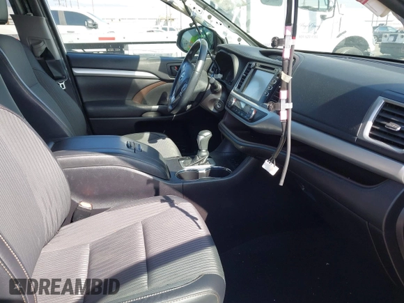 2018 Toyota Highlander LE z VIN 5TDBZRFH2JS838268, wystawiony jako IAAI lot #41540323 z przebiegiem 151 773 mil mil oraz . Historia ofert i sprzedaży dostępna na DreamBid. Obrazek 5.