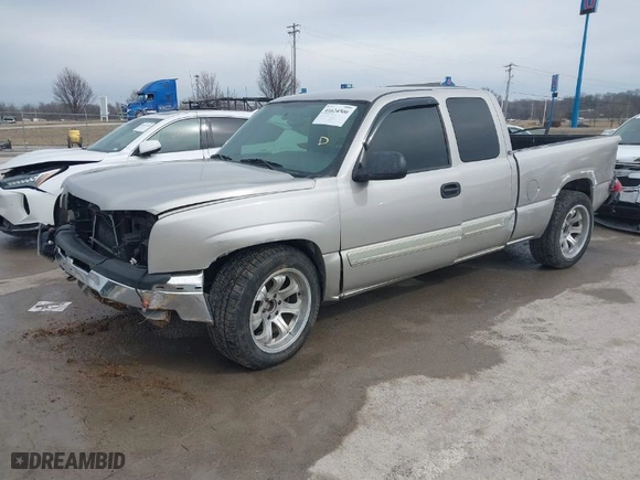 2005 Chevrolet Silverado 1500 LS with VIN 1GCEC19V05Z274660, listed as a IAAI auction lot 41624500 with 219,060 mi miles. Bid and sale history available at carsss.com. Image 2.